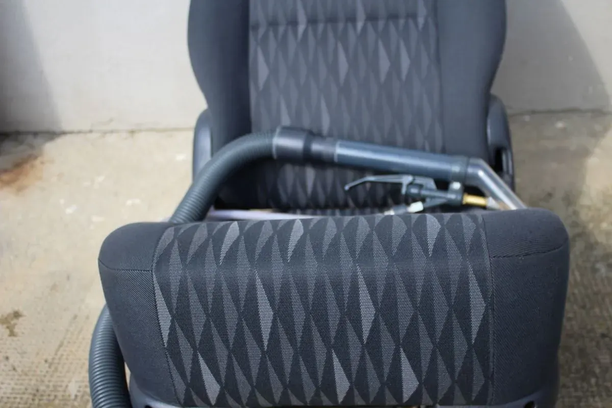 Sedadlá automobilu po tepovaní